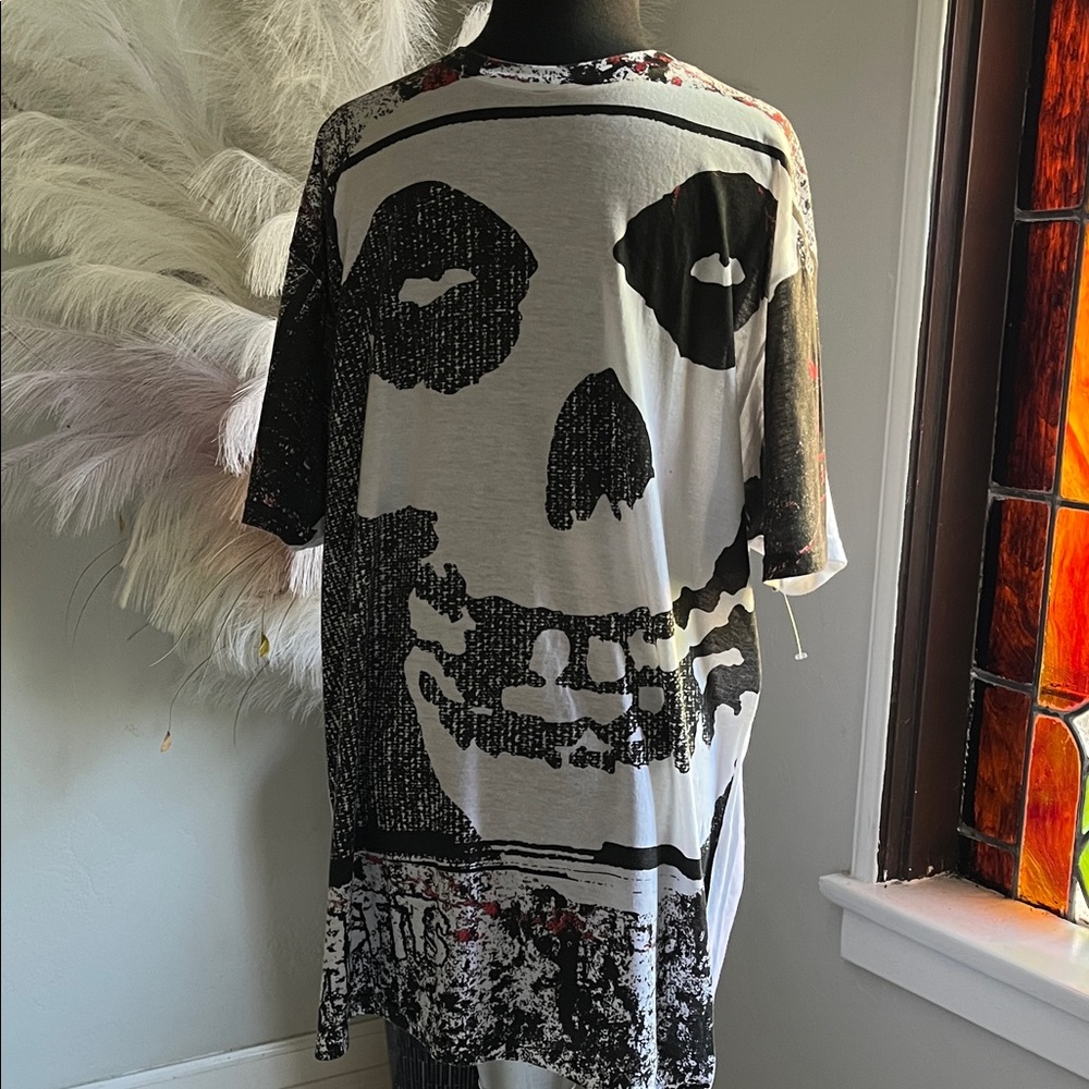 Men's Black and White Graphic Skull Tee